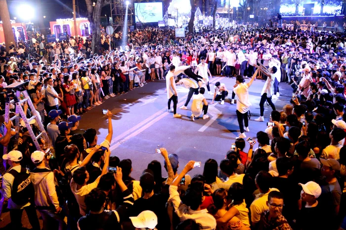 Dòng người đổ về trung tâm Sài Gòn đón năm mới 2018 - Ảnh 1.