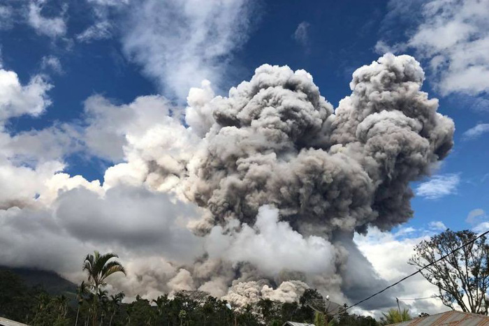 Núi lửa Sinabung ở Indonesia phun trào dữ dội - Ảnh 1.