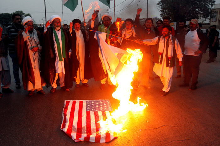 Cờ của Mỹ và Israel bị mang ra đốt trong một cuộc biểu tình ở Pakistan, quốc gia Hồi giáo, ngày 10-12 - Ảnh: REUTERS