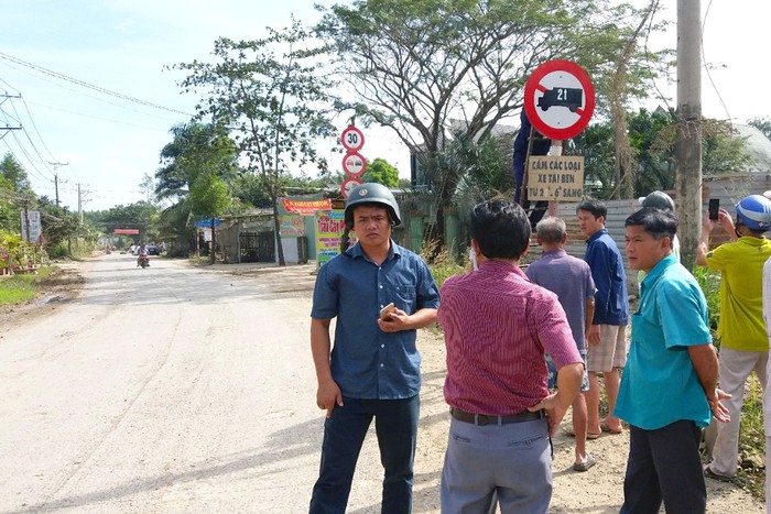 Ngày cuối năm, dân Biên Hòa lại chặn xe ben chở đá - Ảnh 2.