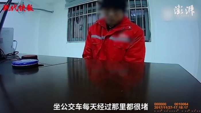 Trung Quốc phạt tiền người đàn ông ‘vẽ đường cho xe chạy’ - Ảnh 1.
