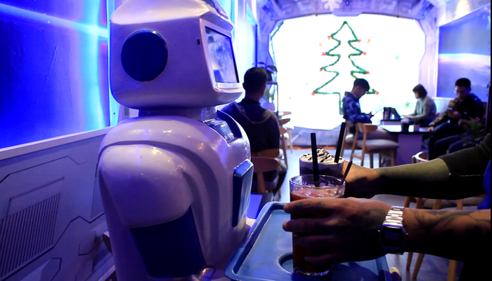 Nàng robot Made in Vietnam phục vụ trong quán cà phê - Ảnh 7.