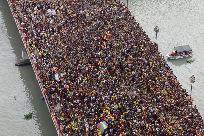 Chen lấn kinh hoàng tại lễ hội Black Nazarene ở Philippines - Ảnh 1.