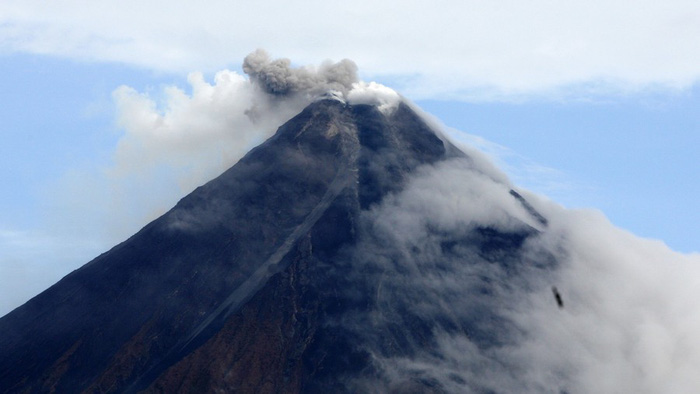 Núi lửa Mayon phun trào, Philippines cảnh báo du khách - Ảnh 1.