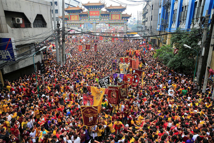 Chen lấn kinh hoàng tại lễ hội Black Nazarene ở Philippines - Ảnh 12.