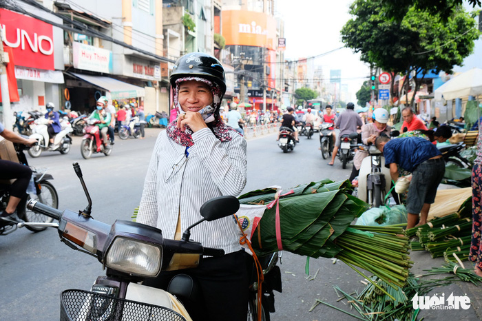 Màu tết rực rỡ tràn ngập phố Sài Gòn  - Ảnh 9.