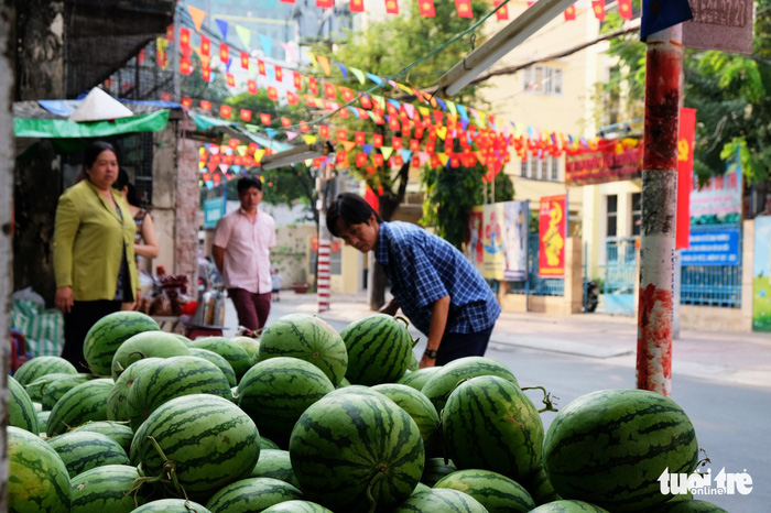 Màu tết rực rỡ tràn ngập phố Sài Gòn  - Ảnh 3.