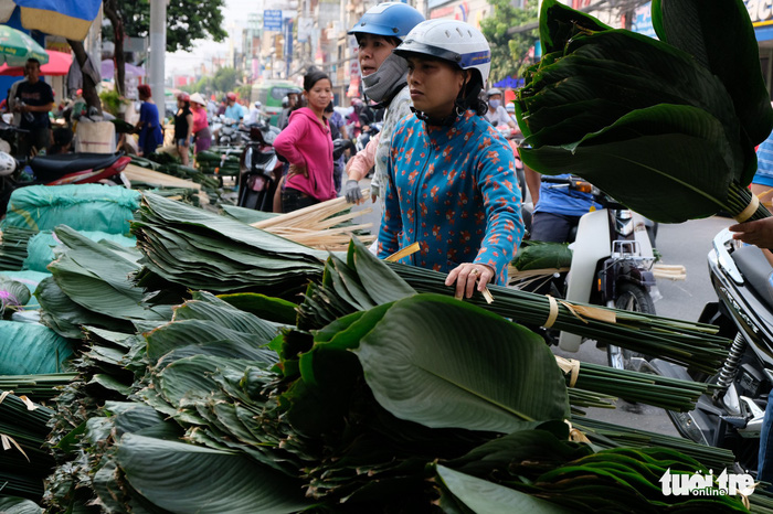 Màu tết rực rỡ tràn ngập phố Sài Gòn  - Ảnh 6.