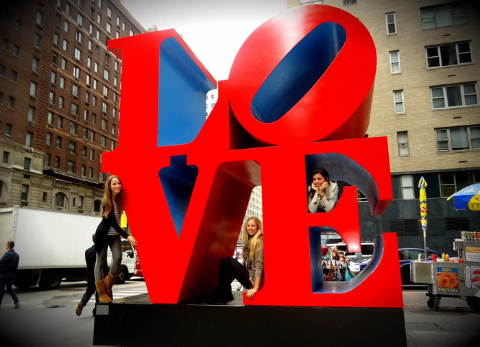 Bức tượng chữ LOVE nổi tiếng ở Mỹ - Ảnh 1.