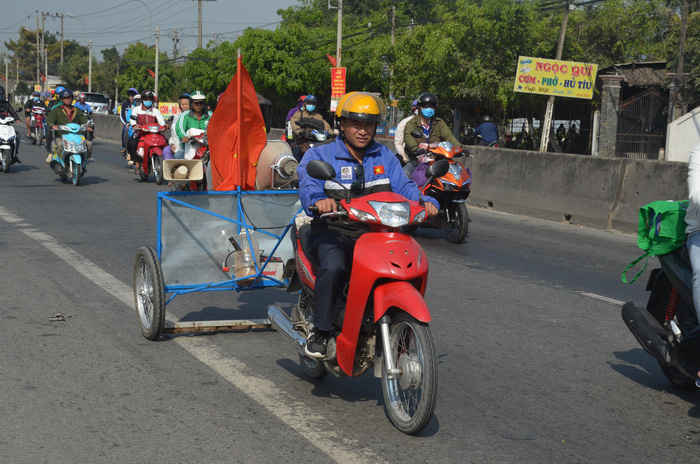 Người mang bình yên đến cho bà con về quê ăn tết - Ảnh 1.