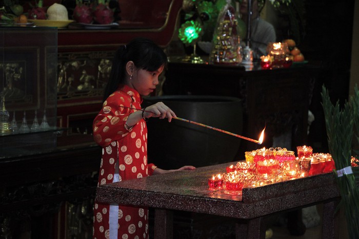 Sau siao thừa, người dân đổ về chùa, hái lộc đầu năm - Ảnh 4.