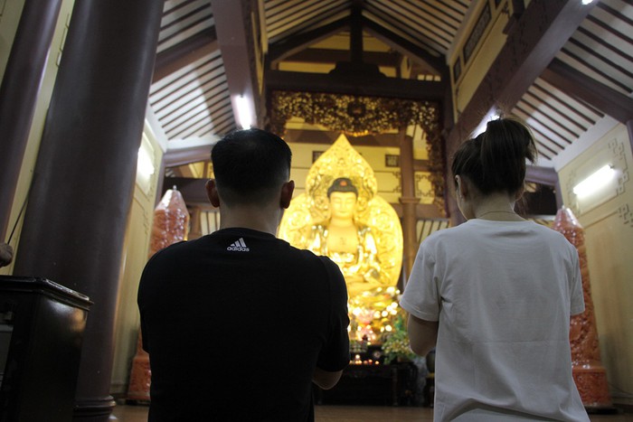 Sau siao thừa, người dân đổ về chùa, hái lộc đầu năm - Ảnh 6.