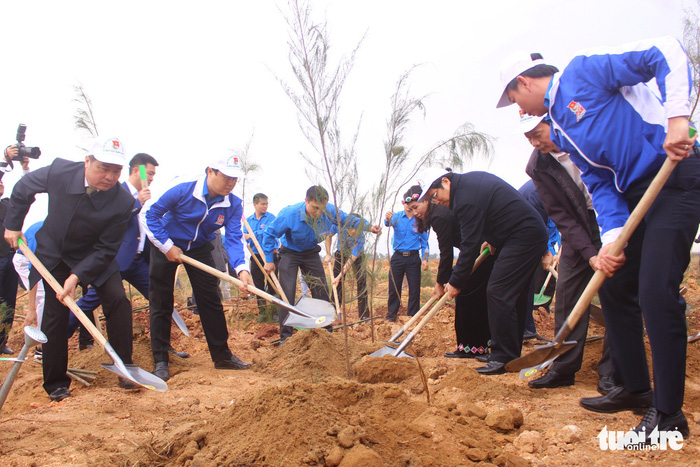 Trồng 5ha phi lao khởi công Tháng thanh niên - Ảnh 2.