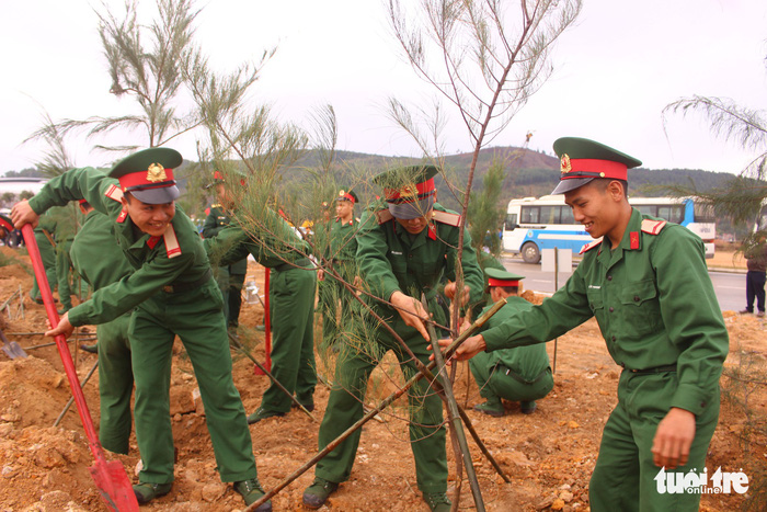 Trồng 5ha phi lao khởi công Tháng thanh niên - Ảnh 4.