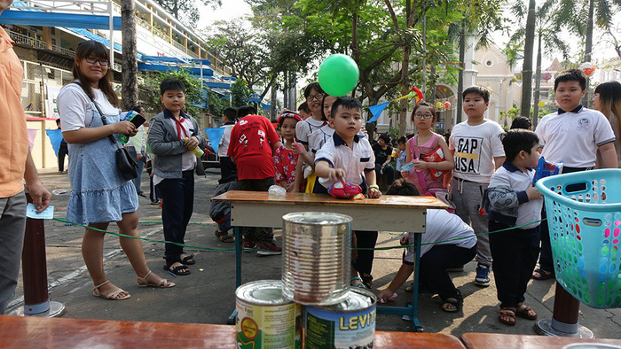 Học trò Sài Gòn gói bánh tét đón tết - Ảnh 11.