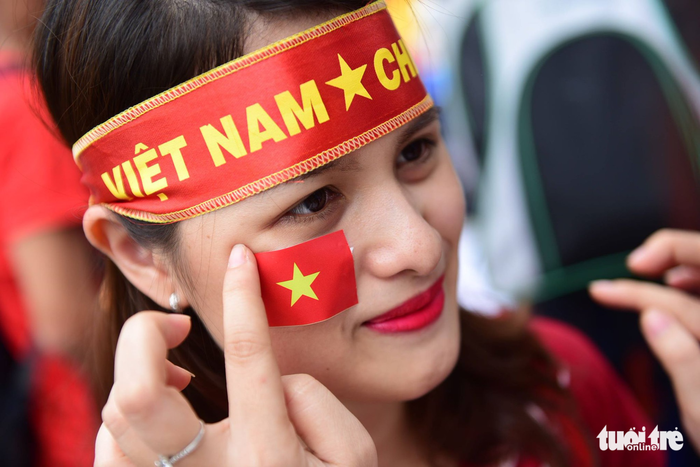 Người hâm mộ đội U-23 Việt Nam chờ trận bán kết lịch sử - Ảnh 2.