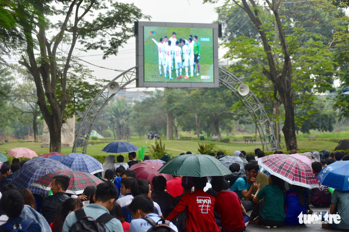 Người hâm mộ đội U-23 Việt Nam chờ trận bán kết lịch sử - Ảnh 9.