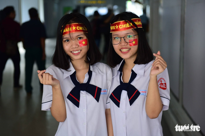 Người hâm mộ đội U-23 Việt Nam chờ trận bán kết lịch sử - Ảnh 3.