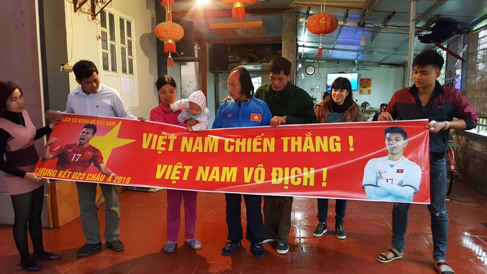 Xem trận chung kết với gia đình các tuyển thủ U23 - Ảnh 1.