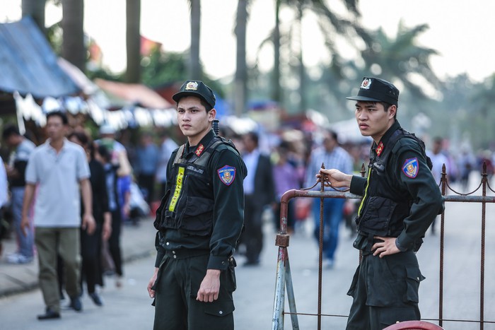 Đại biểu ném tiền, cướp lộc tại đền Trần sẽ bị phê bình nhắc nhở - Ảnh 8.