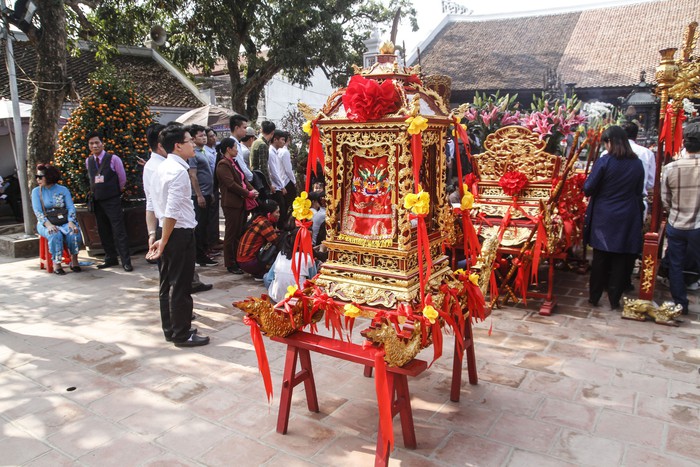 Đại biểu ném tiền, cướp lộc tại đền Trần sẽ bị phê bình nhắc nhở - Ảnh 3.