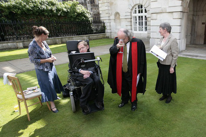 Stephen Hawking, người khiêu vũ với... xe lăn - Ảnh 4.