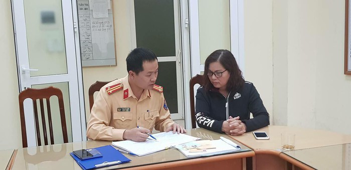 Tước bằng lái 2 tháng với nữ tài xế quay đầu xe trên cầu - Ảnh 2.