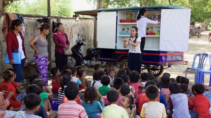 Trẻ không đi học, trường chở bài đến tận nhà - Ảnh 1.