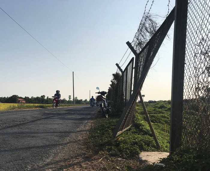 Hàng rào an toàn cao tốc TP.HCM - Trung Lương bị phá hoại nghiêm trọng - Ảnh 2.