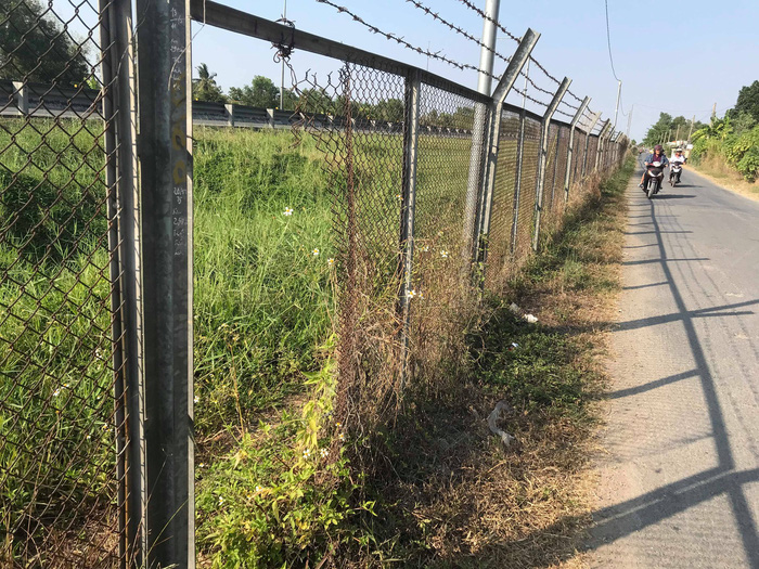 Hàng rào an toàn cao tốc TP.HCM - Trung Lương bị phá hoại nghiêm trọng - Ảnh 1.