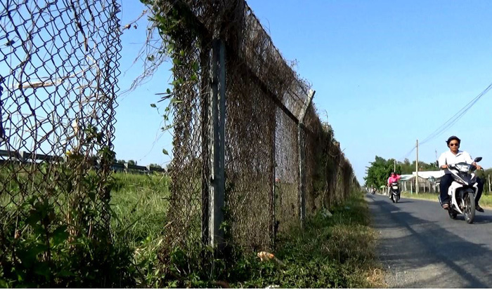 Hàng rào an toàn cao tốc TP.HCM - Trung Lương bị phá hoại nghiêm trọng - Ảnh 4.