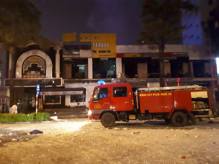 Một tòa nhà hai tầng nổ giữa đêm ở Nghệ An - Ảnh 5. Một tòa nhà hai tầng nổ giữa đêm ở Nghệ An - Ảnh 5.