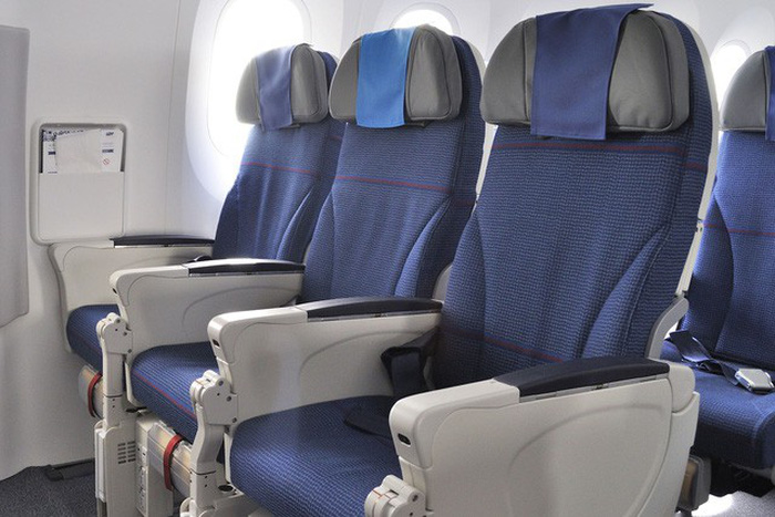 Vì sao ghế máy bay thường có màu xanh? - Ảnh 2.