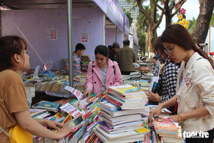 Người dân Đà Nẵng chen chân mua sách 39.000 đồng/kg - Ảnh 1.