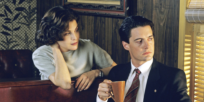 Twin Peaks bắt đầu với một cái xác chết... - Ảnh 5.