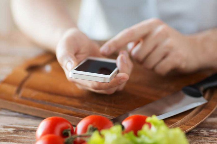 Gần 70, tôi vẫn làm ôsin cho con gái không biết nấu ăn - Ảnh 1.