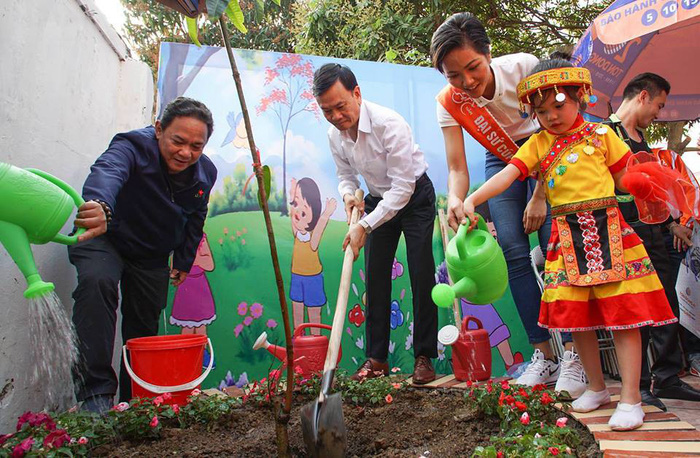 Hoa hậu H'Hen Niê trồng cây, trang trí trường mầm non vùng cao - Ảnh 2.