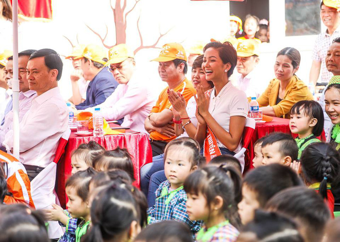 Hoa hậu H'Hen Niê trồng cây, trang trí trường mầm non vùng cao - Ảnh 6.