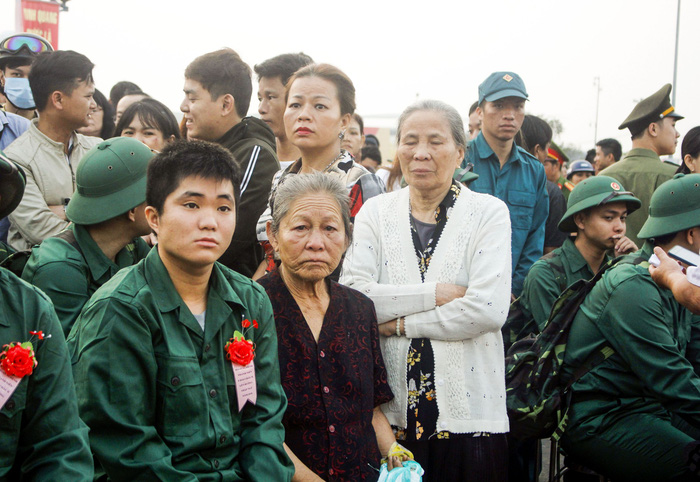 Xúc động cảnh người thân tiễn tân binh Đà Nẵng - Ảnh 3.