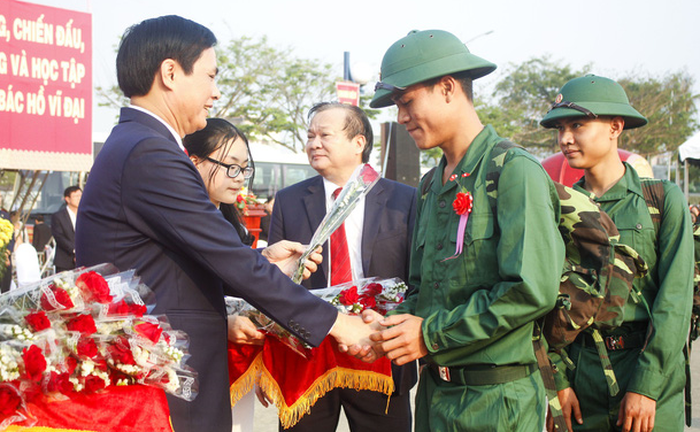 Xúc động cảnh người thân tiễn tân binh Đà Nẵng - Ảnh 1.