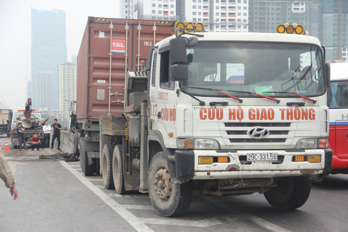 Xe container đâm nát dải phân cách, vành đai 3 tắc từ sáng tới trưa - Ảnh 5.