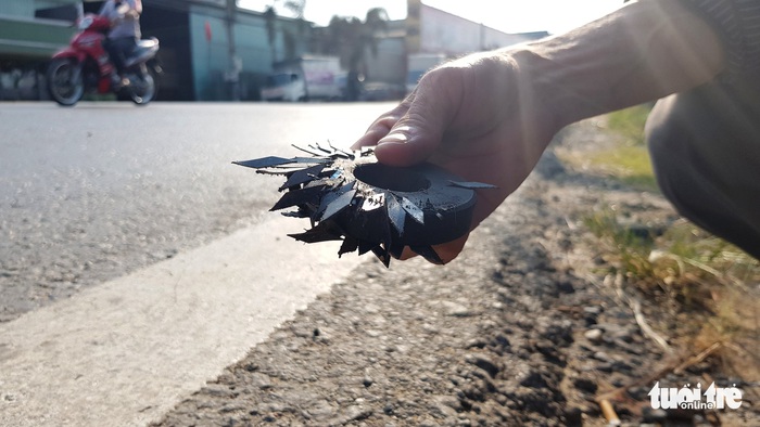 Đinh hình thoi xuất hiện gần cầu Bình Phước 1 ở quận 12 - Ảnh 1.