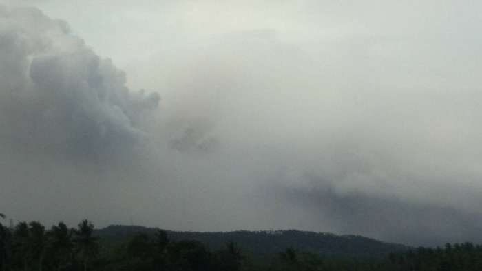 Núi lửa Mayon phun trào, Philippines cảnh báo du khách - Ảnh 3.