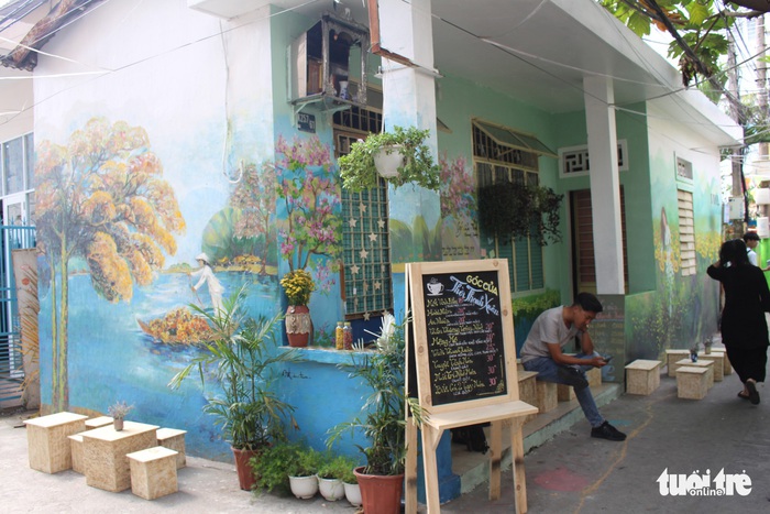 Bạn trẻ đua nhau check-in hẻm bích họa Đà Nẵng - Ảnh 2. Bạn trẻ đua nhau check-in hẻm bích họa Đà Nẵng - Ảnh 2.