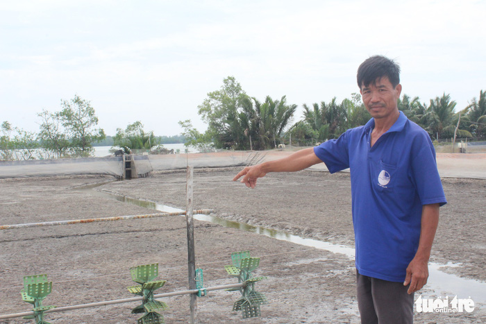 Nghi án hàng xóm bỏ thuốc sâu phá hoại đầm tôm - Ảnh 1.