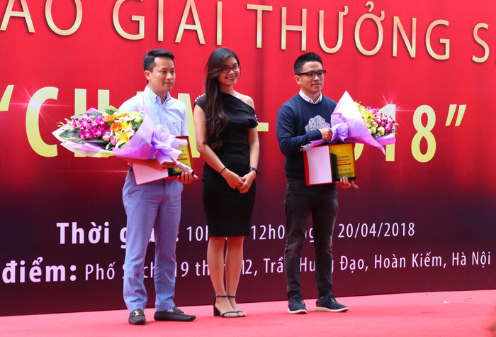 Ông giáo làng trên tầng gác mái đoạt giải thưởng Chạm 2018 - Ảnh 4.