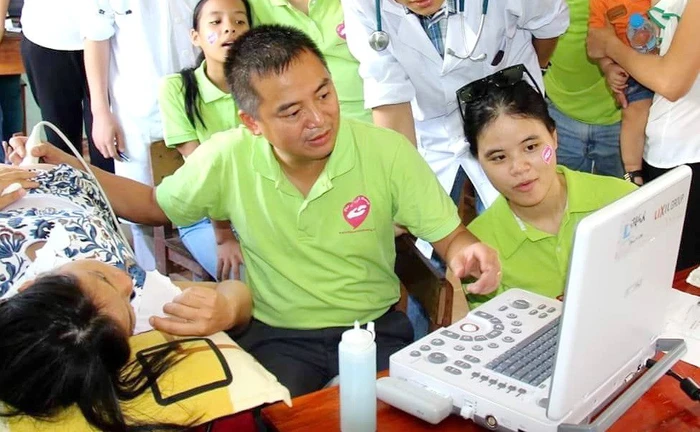 Bác sĩ Nguyễn Lân Hiếu và áp lực con ông này, cháu ông nọ - Ảnh 1.