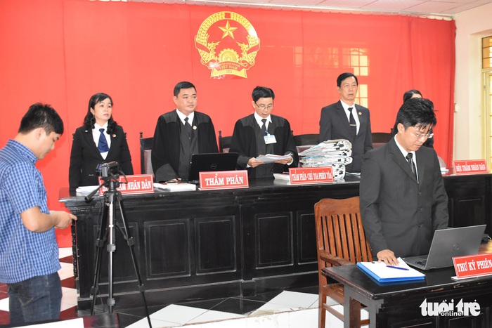 7 luật sư bào chữa, đại gia không thoát tội giao cấu với trẻ em - Ảnh 3.