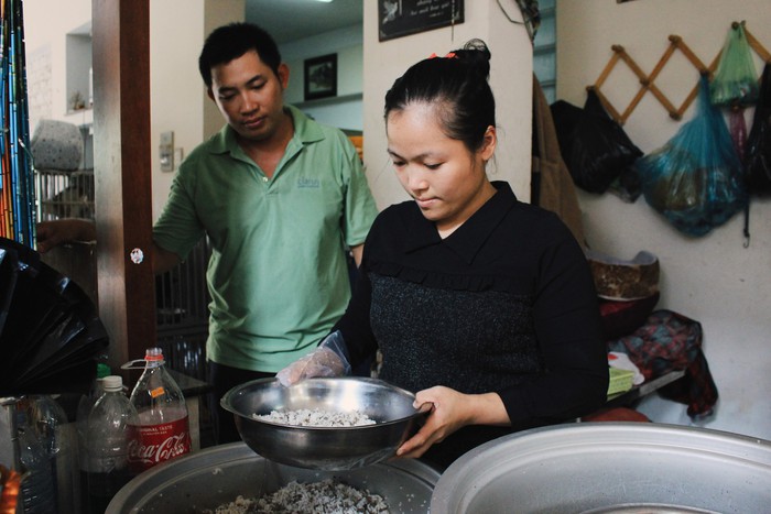 Cô gái 9X làm mẹ của hơn 100 chó mèo hoang - Ảnh 8.