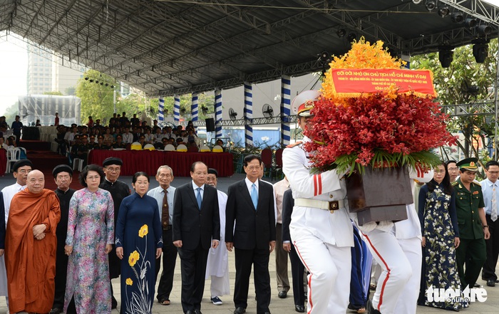 Lãnh đạo TP.HCM dâng hương tưởng nhớ Chủ tịch Hồ Chí Minh - Ảnh 5.